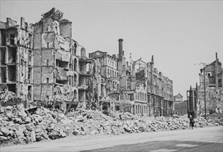 Annenstrasse destroyed after the bombing View of the large Zwingestr. behind the gable of the