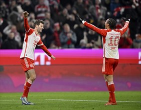 Goal celebration, cheering Thomas Müller FC Bayern München FCB (25) Leroy Sané FC Bayern München