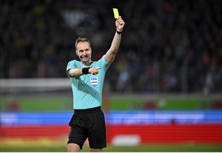 Referee Bastian Dankert, gesture, gesture, shows yellow card, warning, Voith-Arena, Heidenheim,