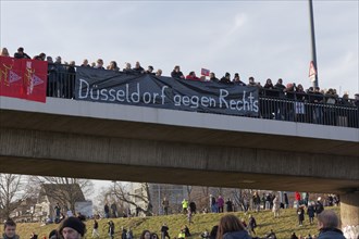 Banner Düsseldorf against the right at the Rheinkniebrücke, major demonstration against right-wing