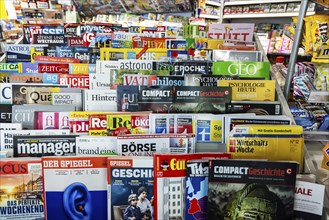 Kiosk with magazines on the economy and political media, including the magazine Compact, far-right