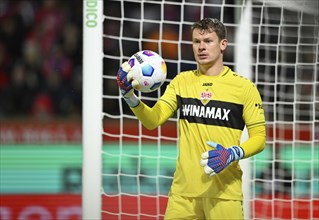 Goalkeeper Alexander Nübel VfB Stuttgart (33) with ball, Voith-Arena, Heidenheim,