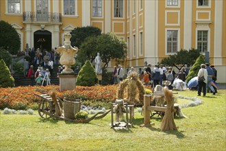 Rammenau Oberlausitzer Leinentage. On the last weekend in August, lovers of fine linen and old