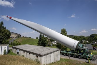 Transport of an 80m long rotor blade for a wind turbine in Saxony through Voigtsdorf