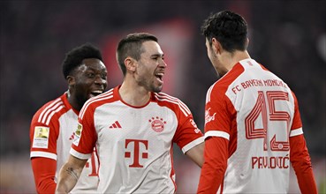 Goal celebration, cheering, Raphael Guerreiro FC Bayern Munich FCB (22) Alphonso Davies Bayern FC