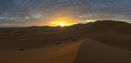 Sunrise in the desert, dunes, Erg Chebbi, Sahara, Merzouga, Morocco, Africa