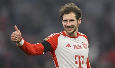 Leon Goretzka FC Bayern Munich FCB (08) Gesture, gesture, thumbs up, Allianz Arena, Munich, Bayern,