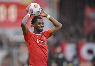 Omar Traoré 1. FC Heidenheim 1846 FCH (23) during a throw-in, action, Voith-Arena, Heidenheim,