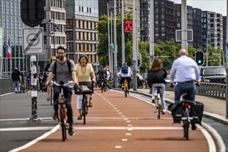 Cycle path, cycle highway, at the Piet Heinkade, at the river Ij, near the Muziekgebouw aan 't IJ,