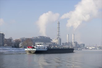 BASF plant site on the banks of the Rhine, chemical company, cargo ship, foggy mood, Ludwigshafen,