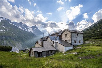 Mountain hut, Alpine Club hut Berliner Hütte, Berliner Höhenweg, Zillertal Alps, Tyrol, Austria,