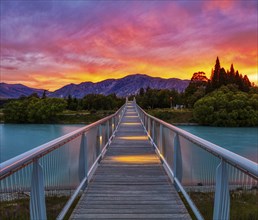 Maclaren FootbridgeSonnenaufgang, Lake Tekapo, Neuseeland