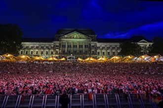 DEU Sachsen Dresden Public Viewing in Dresden Public Viewing on the banks of the Elbe in Dresden on