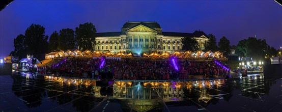 DEU Sachsen Dresden Public Viewing in Dresden Public Viewing on the banks of the Elbe in Dresden on