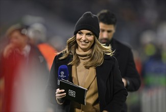 TV pundit Sami Khedira, sports presenter, presenter Laura Wontorra, portrait, cap, with microphone,