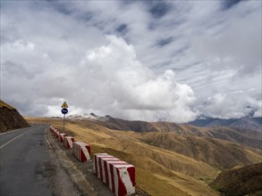 Road into the Kampala Pass, highlands of Tibet, China, Asia