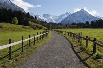 Kalkofenweg, snow-covered AllgÃ¤u Alps in the background, near Oberstdorf, OberallgÃ¤u, AllgÃ¤u,