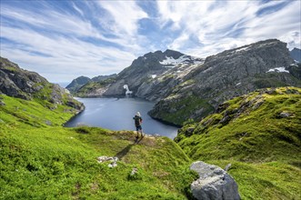 Mountaineers on the hiking trail to Munkebu hut, lake Fjerddalsvatnet and mountain landscape,