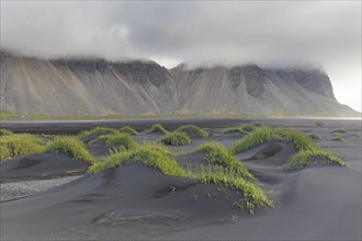 Vestrahorn, Vesturhorn, scree mountain made of gabbro and granophyre rocks, part of the Klifatindur