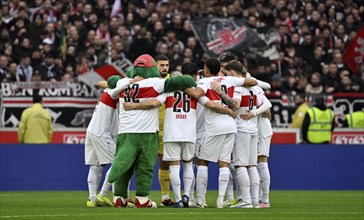 Team building, team circle in front of the start of the match, VfB Stuttgart with mascot Fritzle,