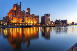 The inner harbour, in Duisburg, Werhahn-Mühle building on the left, granary with Explorado