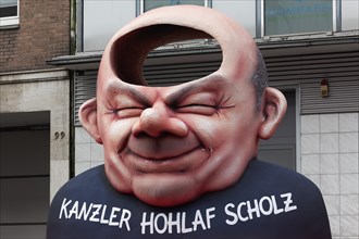 Chancellor Olaf Scholz as an airhead, papier-mâché figure, satirical themed float by Jacques Tilly,