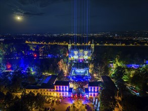 Around the three illuminated Elbe castles in Dresden, over 6000 visitors celebrated a balmy summer