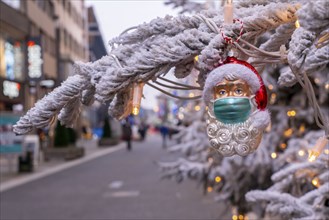 Symbolic picture Christmas in the Corona crisis, Father Christmas figure, Christmas tree