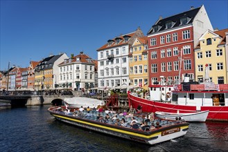 Nyhavn, in the Frederiksstaden district, canal cruise, harbour district with houses over 300 years