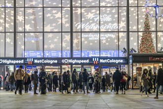 Cologne main station, station forecourt, evening, passers-by on their way, to, from the station,