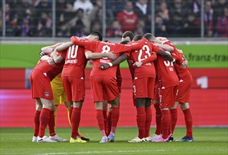 Team building, team circle in front of the start of the match, 1. FC Heidenheim 1846 FCH,