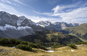 Mountain panorama with steep rocky peaks, view of Laliderspitze, Dreizinkenspitze and