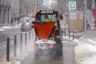 Winter onset, winter service, clearing snow and ice from pavements, sweeper, winter service