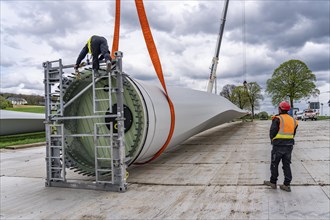 Preparation for the transport of a 68 metre long blade, a wind turbine, with a self-propelled