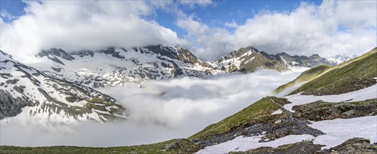 Mountain panorama with high fog in the valley, summit Hochfeiler, Hoher WeiÃŸzint and Hochsteller