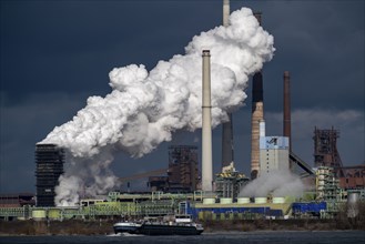 Rhine at Duisburg Bruckhausen, Marxloh, Thyssenkrupp Steel steelworks, blast furnaces, sintering