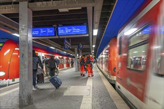 Cologne-Deutz railway station, platform, local train, North Rhine-Westphalia, Germany, Europe