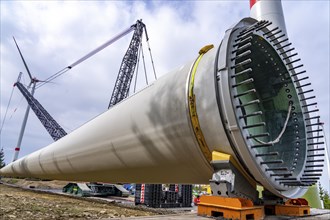 Erection of a wind turbine, wind energy plant, erection of the crawler lattice crane for blade