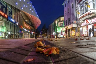 Christmas lockdown in the Corona crisis, empty shopping street, closed shops, hardly any