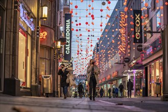 First day of the Christmas lockdown in the Corona crisis, empty shopping street Hohe StraÃŸe,