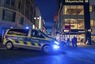 Police patrol car, on the way to an operation in the city centre, shopping street Westenhellweg,