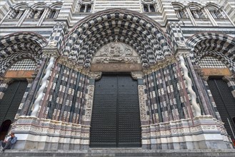 Main portal of San Lorenzo Cathedral, Piazza San Lorenzo, Genoa, Italy, Europe