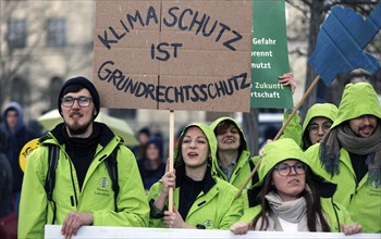 Fridays for Future demonstration at the Federal Ministry of Transport for compliance with climate