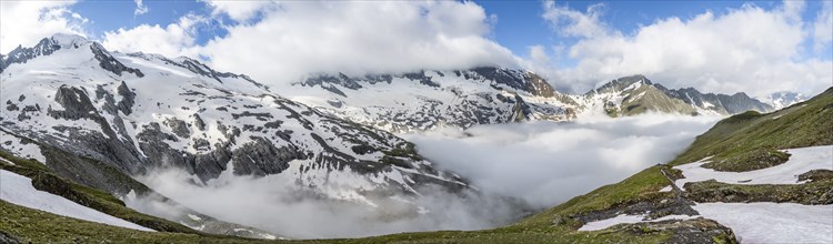 Mountain panorama with high fog in the valley, summit Hochfeiler, Hoher WeiÃŸzint and Hochsteller