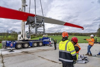 Preparation for the transport of a 68 metre long blade, a wind turbine, with a self-propelled