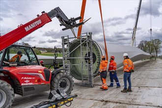 Preparation for the transport of a 68 metre long blade, a wind turbine, with a self-propelled