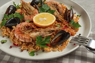 Paella mit Meeresfrüchten, Risotto mit Garnelen und Muscheln, Reis, hausgemacht, Blick von oben,