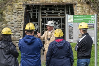 Visitor group at the entrance to the Nachtigallstollen, tour guide, GeoRoute Ruhr, Dünkelberg