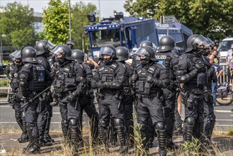 Police at the demonstration against the AFD party conference in Essen, several tens of thousands of