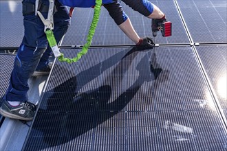 Installation of solar modules on the roof of a commercial enterprise, over 400 photovoltaic modules